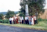 pokldn vnc k pomnku padlch pi slavnostech svcen novho praporu a znaku v roce 1998