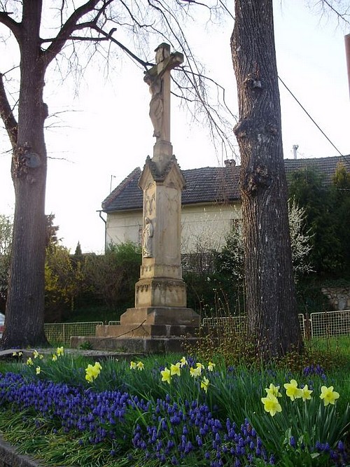 Kříž postavený manžely Frantíškou a Františkem Kusalovými